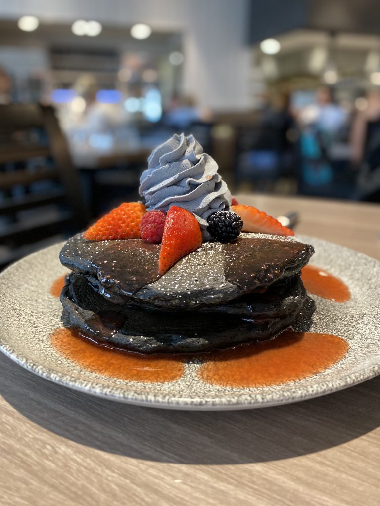 デュークスレーンにある黒いパンケーキが食べられるbasalt Men S Hawaii